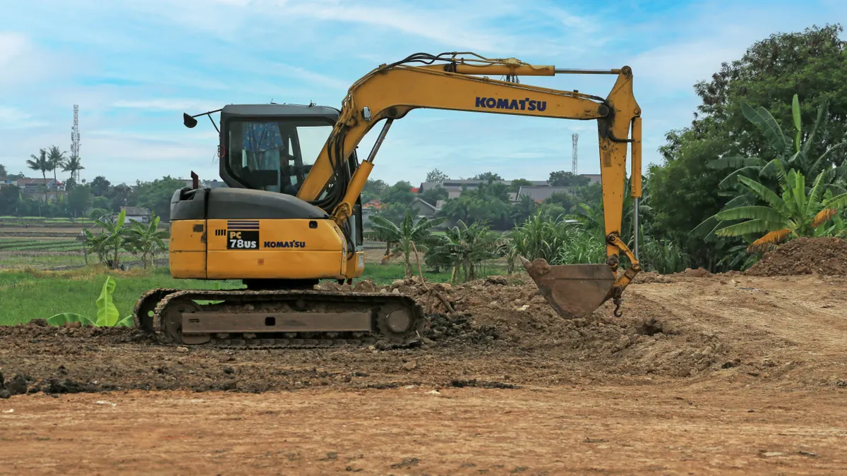Trench excavation methods and equipment — The Complete Guide Tracked excavator digging soil in open ground